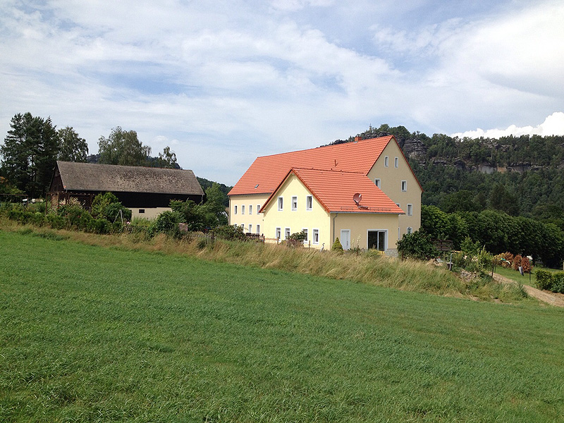 Ferienhaus Schrammsteinblick mit Landhaus Böhmer und Papststein im Hintergrund