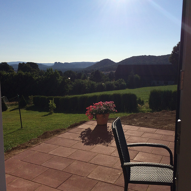 Hintere Terrasse mit Schrammsteinblick